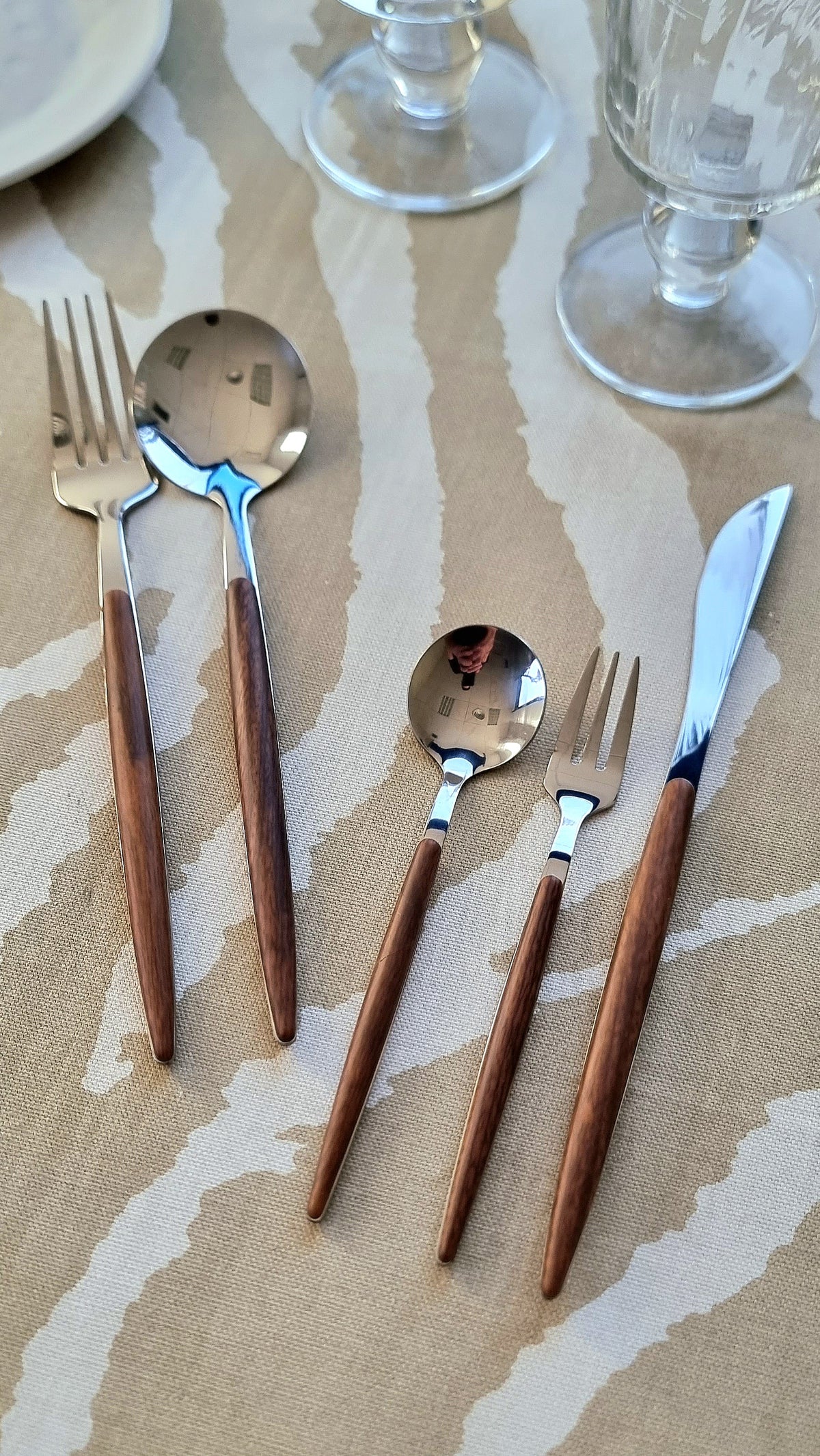 Cubertería moderna mangos resina efecto madera 30 piezas.