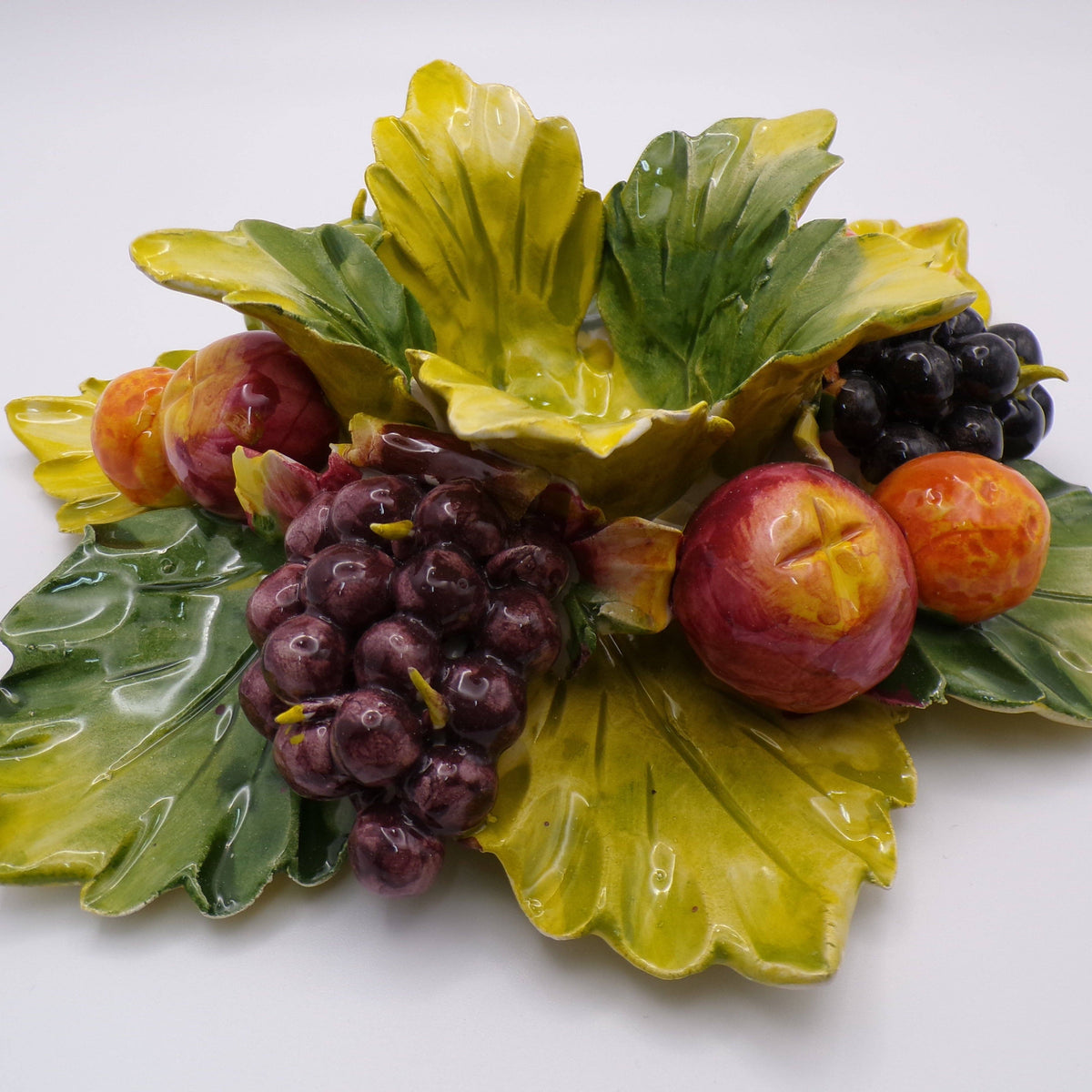 Portavelas de cerámica italiana con racimo de uvas y frutas