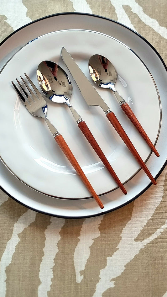 Cubiertos con mango de madera de fresno 24 piezas.