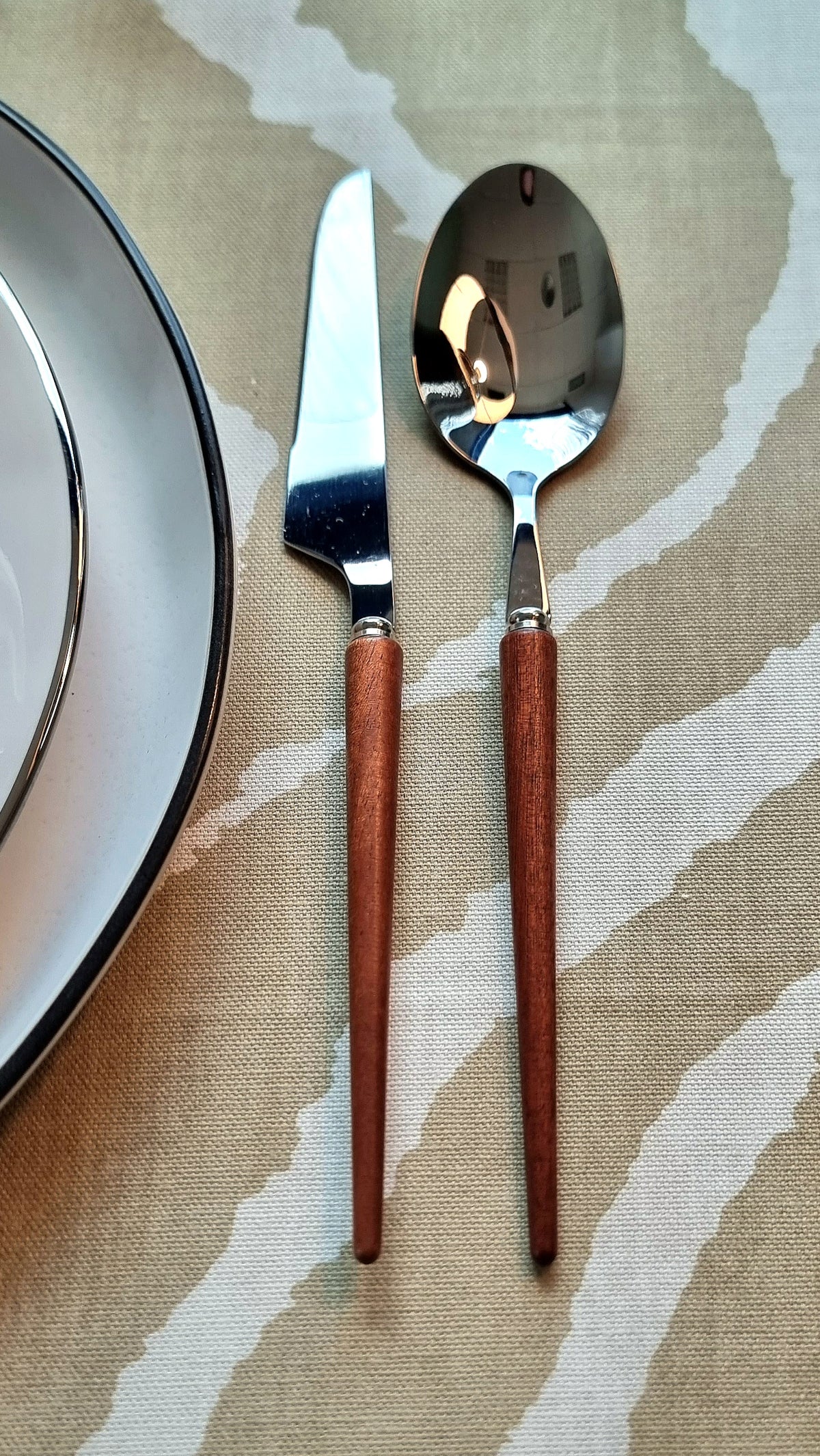Cubiertos con mango de madera de fresno 24 piezas.