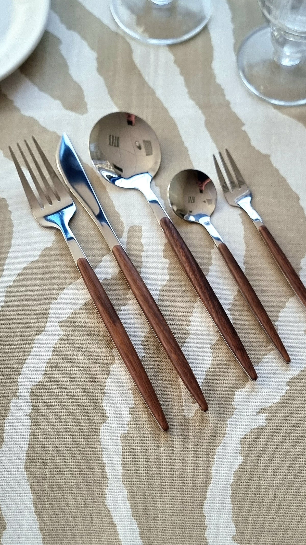 Cubertería moderna mangos resina efecto madera 30 piezas.