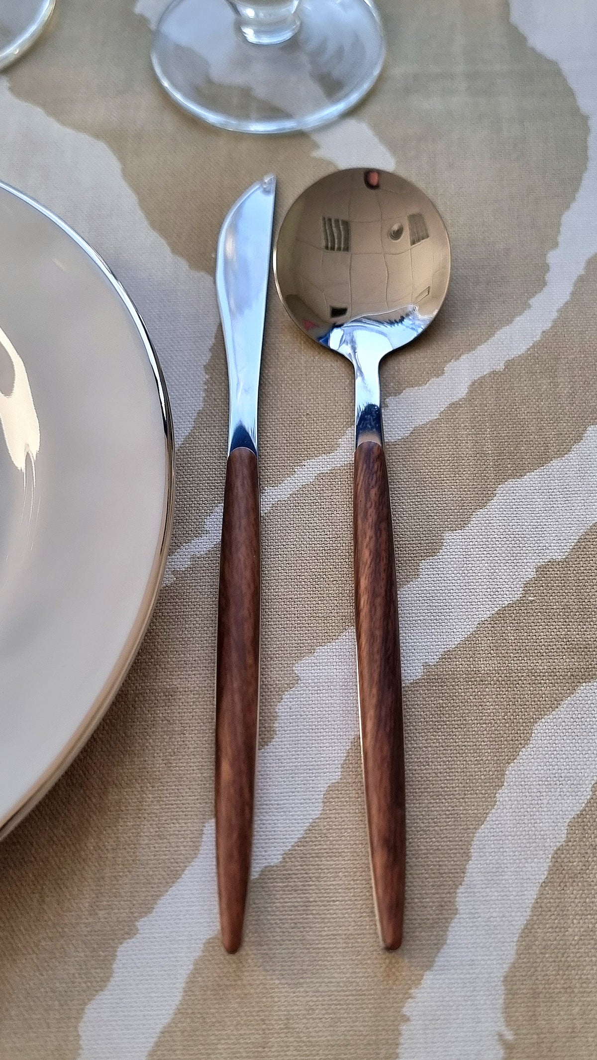 Cubertería moderna mangos resina efecto madera 30 piezas.